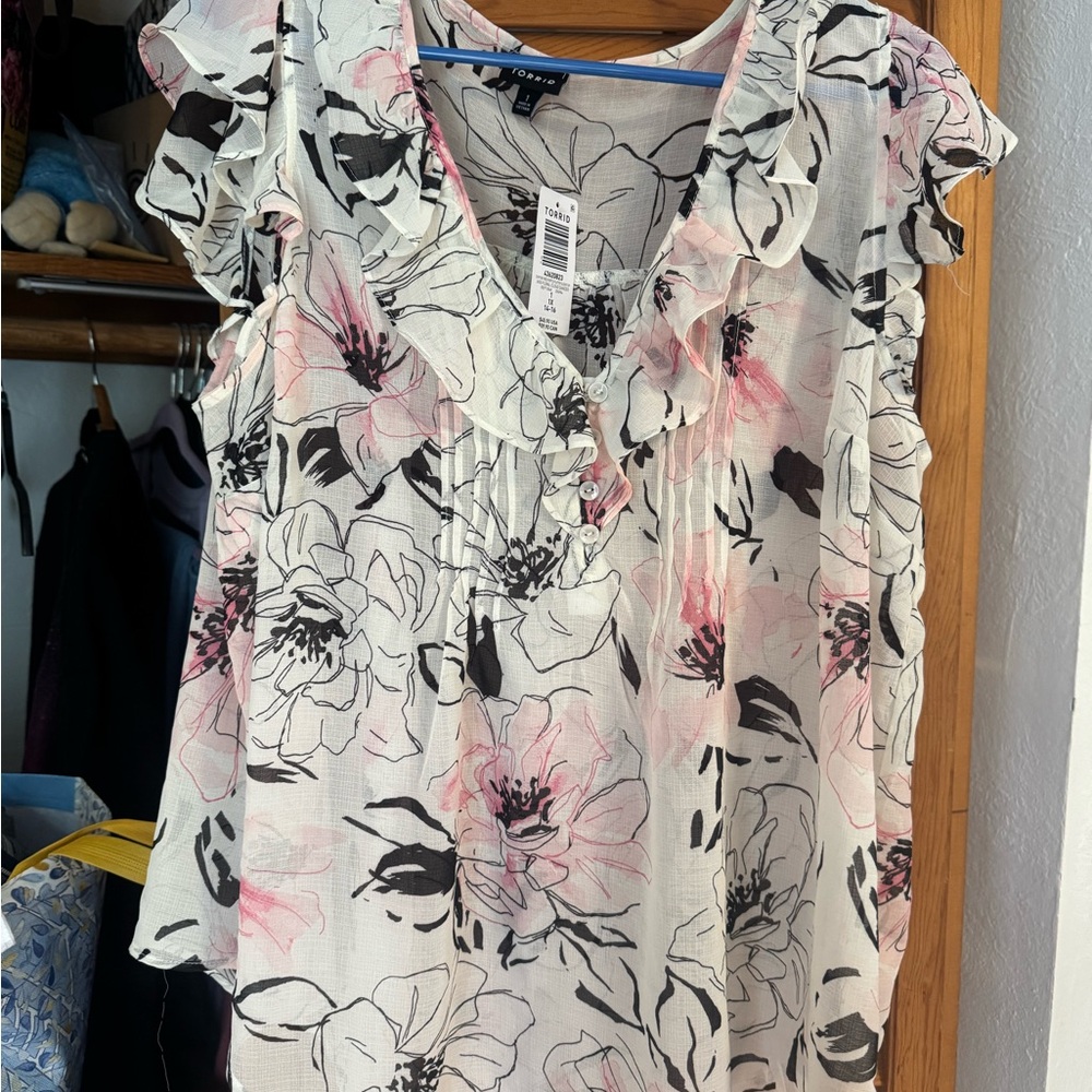 Torrid NWT Ruffle Flutter Sleeve Top - Picture 5 of 6